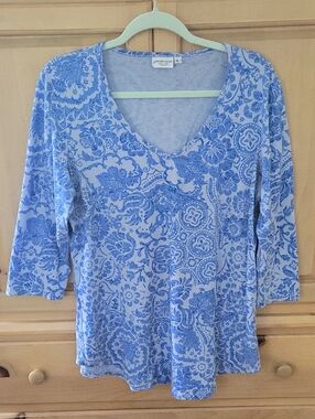 Women's Blue Floral V-Neck Long Sleeve Tee